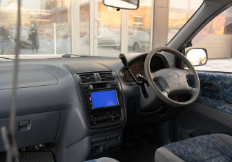 Подержанный автомобиль Toyota Ipsum 1997 года (10 фото)