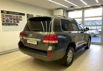 Подержанный автомобиль Toyota Land Cruiser Suv 2008 года (4 фото)