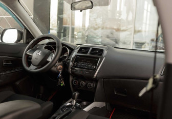 Подержанный автомобиль Mitsubishi ASX 2013 года (10 фото)
