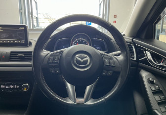 Подержанный автомобиль Mazda Axela Hatchback 2016 года (10 фото)