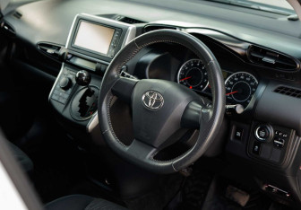 Подержанный автомобиль Toyota Wish Minivan 2012 года (11 фото)
