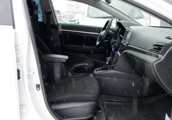 Подержанный автомобиль Hyundai Elantra Sedan 2019 года (18 фото)