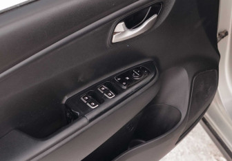 Подержанный автомобиль Kia Rio Hatchback 2019 года (16 фото)