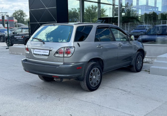 Подержанный автомобиль Lexus RX 2001 года (8 фото)