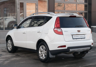 Подержанный автомобиль Geely Emgrand X7 2016 года (7 фото)