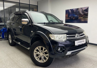 Подержанный автомобиль Mitsubishi Pajero Sport 2014 года (3 фото)