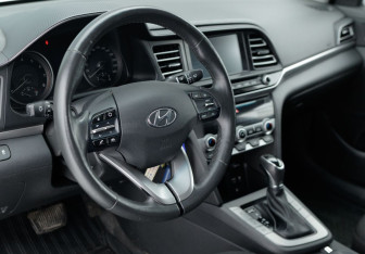 Подержанный автомобиль Hyundai Elantra Sedan 2019 года (11 фото)