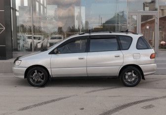 Подержанный автомобиль Toyota Ipsum 1996 года (8 фото)