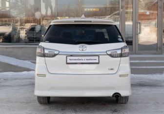 Подержанный автомобиль Toyota Wish Minivan 2013 года (6 фото)