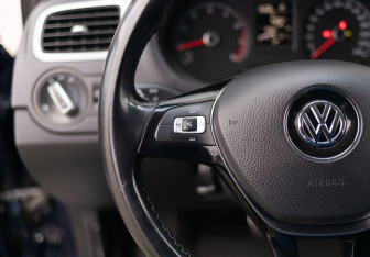 Подержанный автомобиль Volkswagen Polo Sedan 2017 года (12 фото)