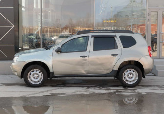 Подержанный автомобиль Renault Duster 2014 года (8 фото)