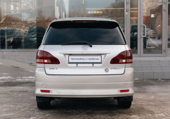 Подержанный автомобиль Toyota Ipsum 2001 года (6 фото)