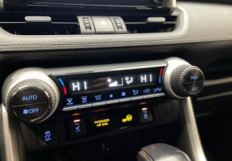 Подержанный автомобиль Toyota RAV4 2019 года (18 фото)