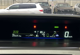 Подержанный автомобиль Toyota Prius Alpha 2011 года (8 фото)