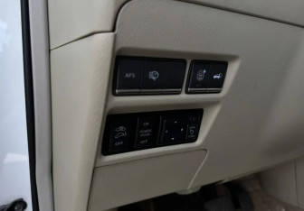 Подержанный автомобиль Infiniti QX56 2012 года (18 фото)