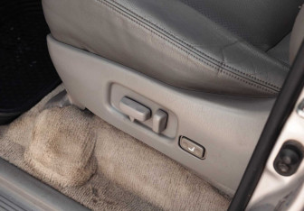 Подержанный автомобиль Toyota Land Cruiser Suv 2002 года (18 фото)