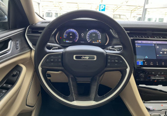 Подержанный автомобиль Jeep Grand Cherokee 2022 года (11 фото)
