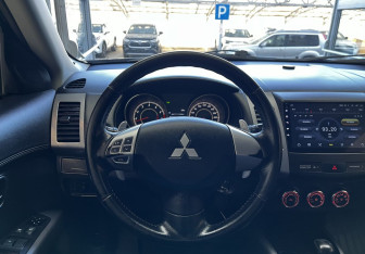 Подержанный автомобиль Mitsubishi Outlander 2012 года (10 фото)