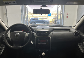 Подержанный автомобиль Nissan Terrano 2015 года (9 фото)