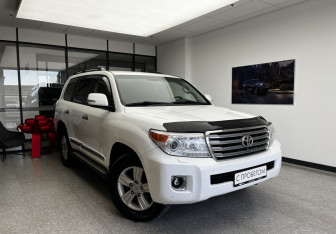 Подержанный автомобиль Toyota Land Cruiser Suv 2012 года (3 фото)