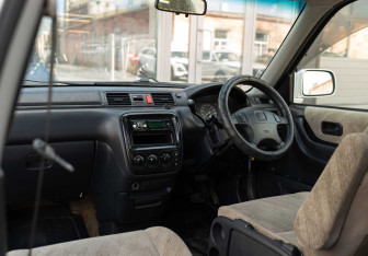 Подержанный автомобиль Honda CR-V 2001 года (10 фото)