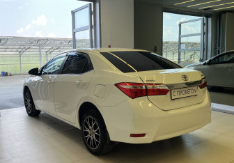 Подержанный автомобиль Toyota Corolla Sedan 2013 года (6 фото)
