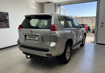 Подержанный автомобиль Toyota Land Cruiser Prado 2011 года (4 фото)