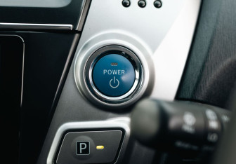 Подержанный автомобиль Toyota Prius Alpha 2015 года (15 фото)