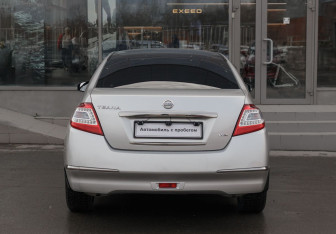 Подержанный автомобиль Nissan Teana 2011 года (6 фото)