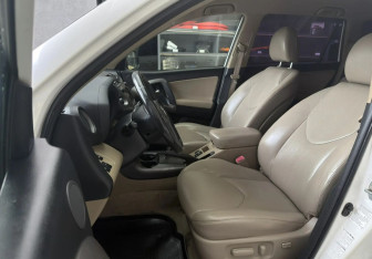 Подержанный автомобиль Toyota RAV4 2011 года (8 фото)