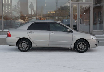 Подержанный автомобиль Toyota Corolla Sedan 2004 года (4 фото)