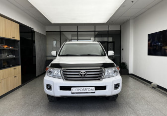 Подержанный автомобиль Toyota Land Cruiser Suv 2012 года (2 фото)