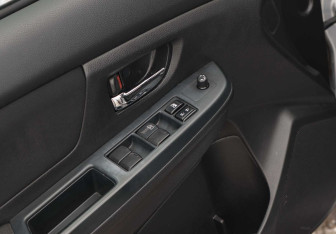 Подержанный автомобиль Subaru XV 2012 года (15 фото)