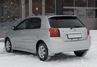 Подержанный автомобиль Toyota Corolla Hatchback 2001 года (7 фото)