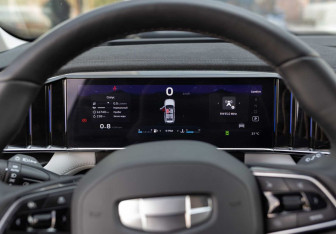 Подержанный автомобиль Geely Atlas 2024 года (13 фото)