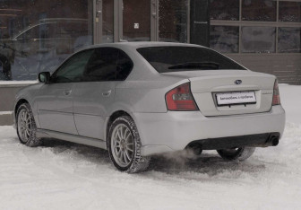 Подержанный автомобиль Subaru Legacy Sedan 2004 года (7 фото)