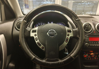 Подержанный автомобиль Nissan Qashqai 2011 года (12 фото)