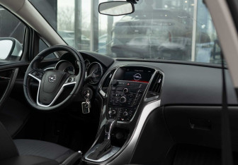 Подержанный автомобиль Opel Astra Hatchback 2014 года (10 фото)