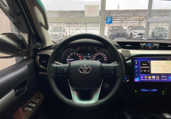 Подержанный автомобиль Toyota Hilux 2022 года (12 фото)