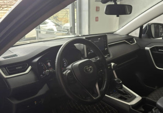 Подержанный автомобиль Toyota RAV4 2019 года (9 фото)