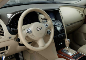 Подержанный автомобиль Infiniti FX 2012 года (11 фото)