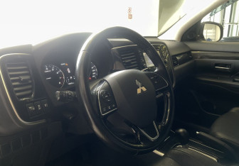 Подержанный автомобиль Mitsubishi Outlander 2017 года (7 фото)