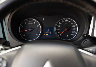 Подержанный автомобиль Mitsubishi Outlander 2014 года (12 фото)