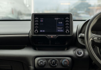 Подержанный автомобиль Toyota Yaris Hatchback 2020 года (14 фото)