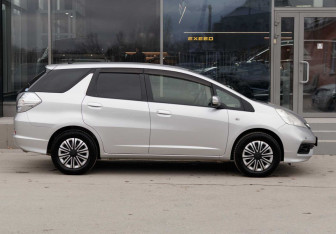 Подержанный автомобиль Honda Fit Shuttle 2014 года (4 фото)