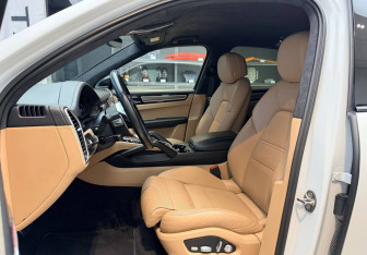Подержанный автомобиль Porsche Cayenne 2019 года (10 фото)