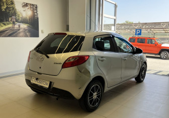Подержанный автомобиль Mazda Demio 2007 года (4 фото)