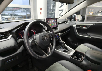 Подержанный автомобиль Toyota RAV4 2022 года (7 фото)