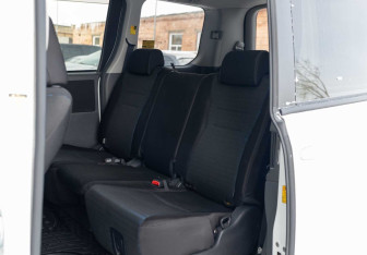 Подержанный автомобиль Toyota Voxy Minivan 2010 года (18 фото)