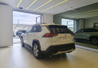 Подержанный автомобиль Toyota RAV4 2020 года (6 фото)